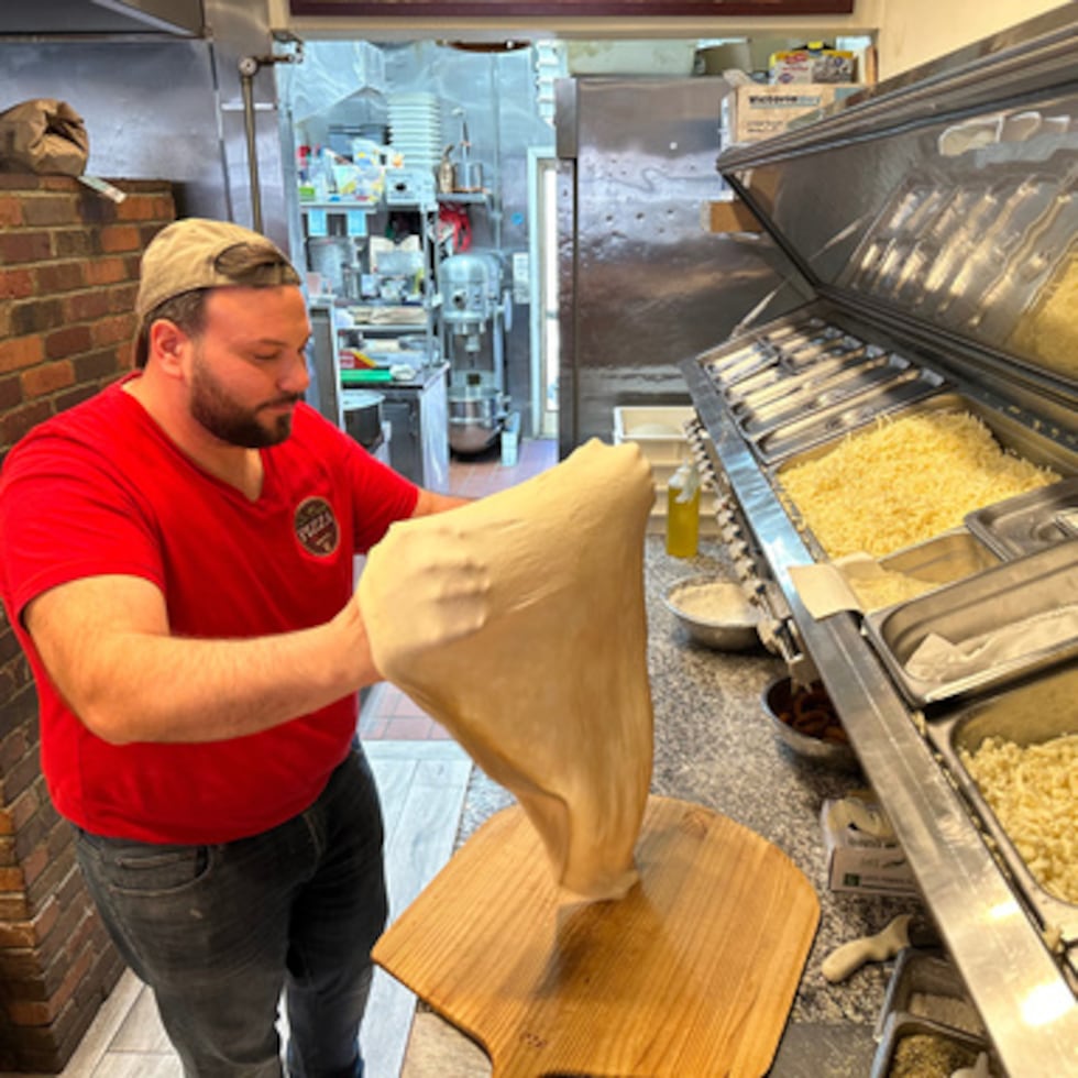 Salvatore Lo Duca prepara pizza en Lo Duca Pizza el martes 12 de mayo de 2026, en el barrio neoyorquino de Brooklyn.