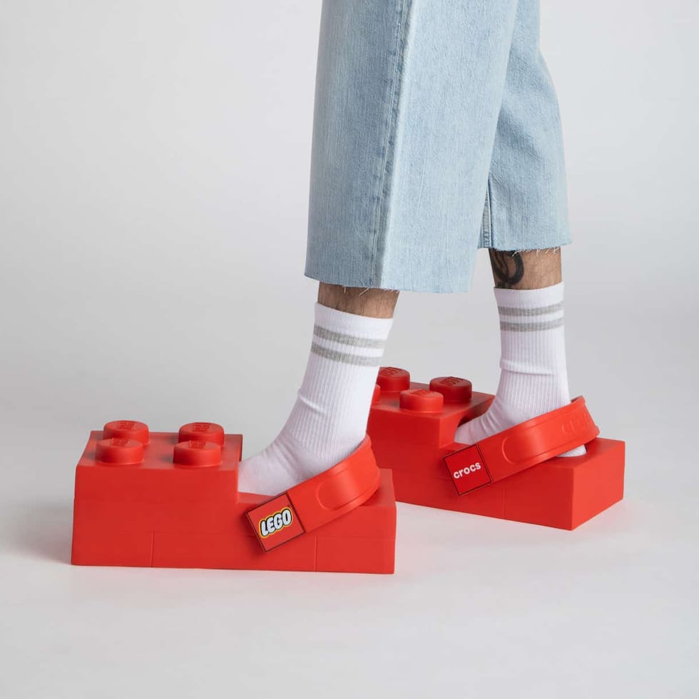 Esta edición especial de las famosas "chanclas" de goma despertó entusiasmo entre fanáticos del coleccionismo y amantes del universo LEGO