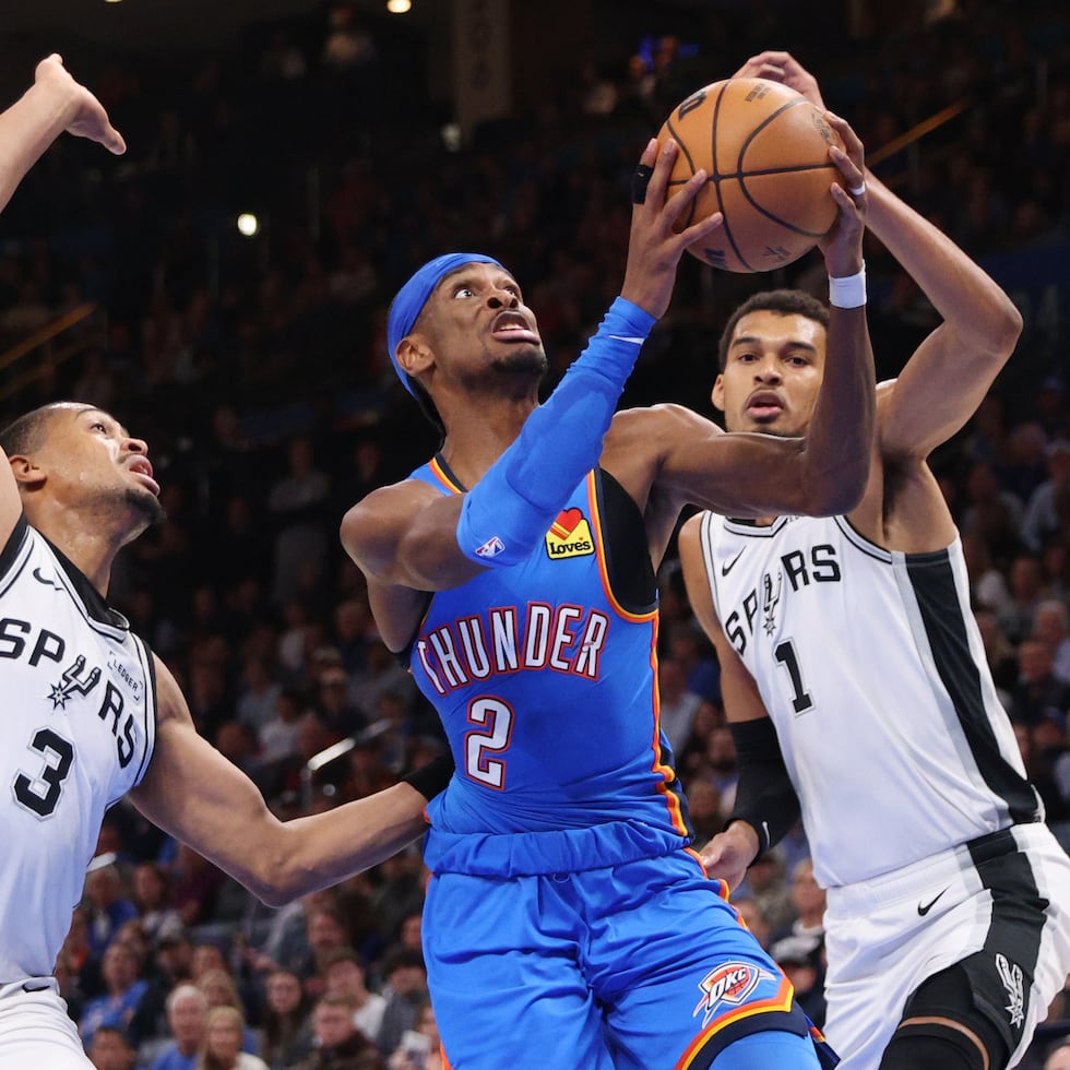 Shai Gilgeous-Alexander, del Thunder, con el balón, y Victor Wembanyama, de los Spurs de San Antonio (1) ,se verán las caras una vez más este sábado por el título del Oeste en Oklahoma City.