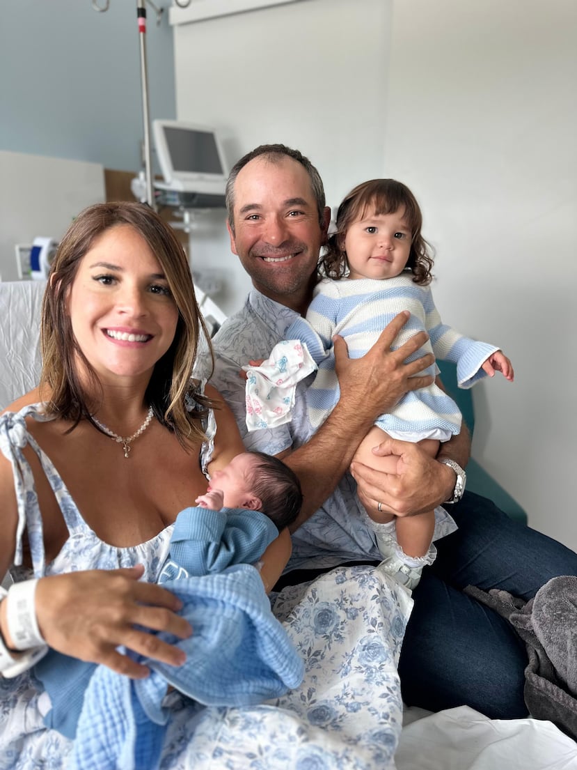 Rafa Campos y su esposa Stephanie Casanova, posan con su nuevo bebé, Rafael Santiago, y con la primogénita del matrimonio, Paola Isabel.