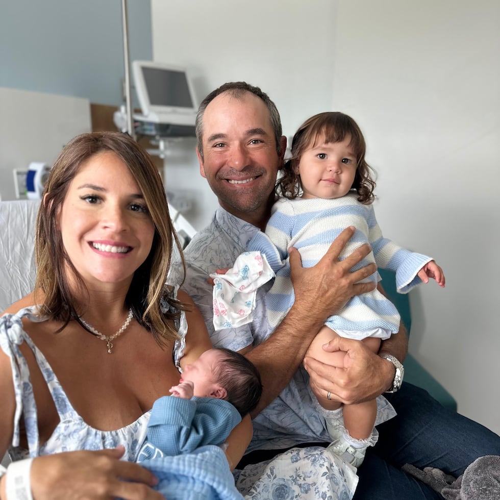 Rafa Campos y su esposa Stephanie Casanova, posan con su nuevo bebé, Rafael Santiago, y con la primogénita del matrimonio, Paola Isabel.