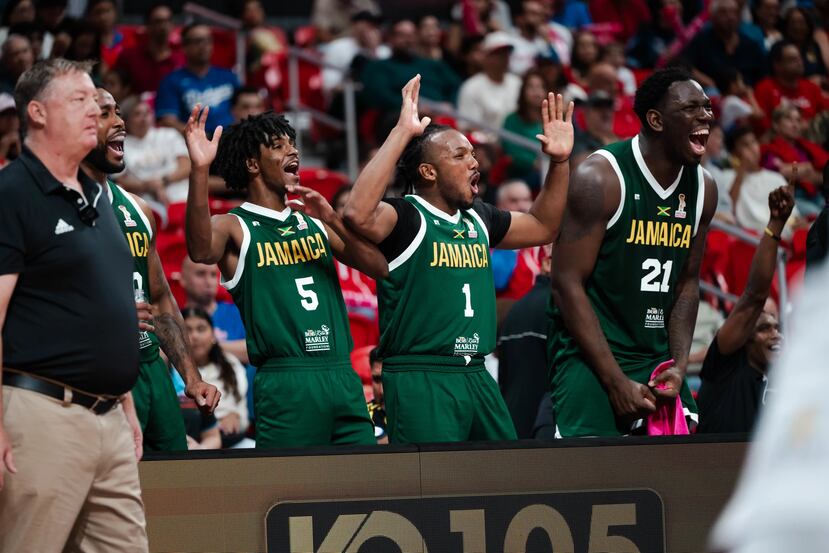 Los jamaiquinos celebran en el banquillo.