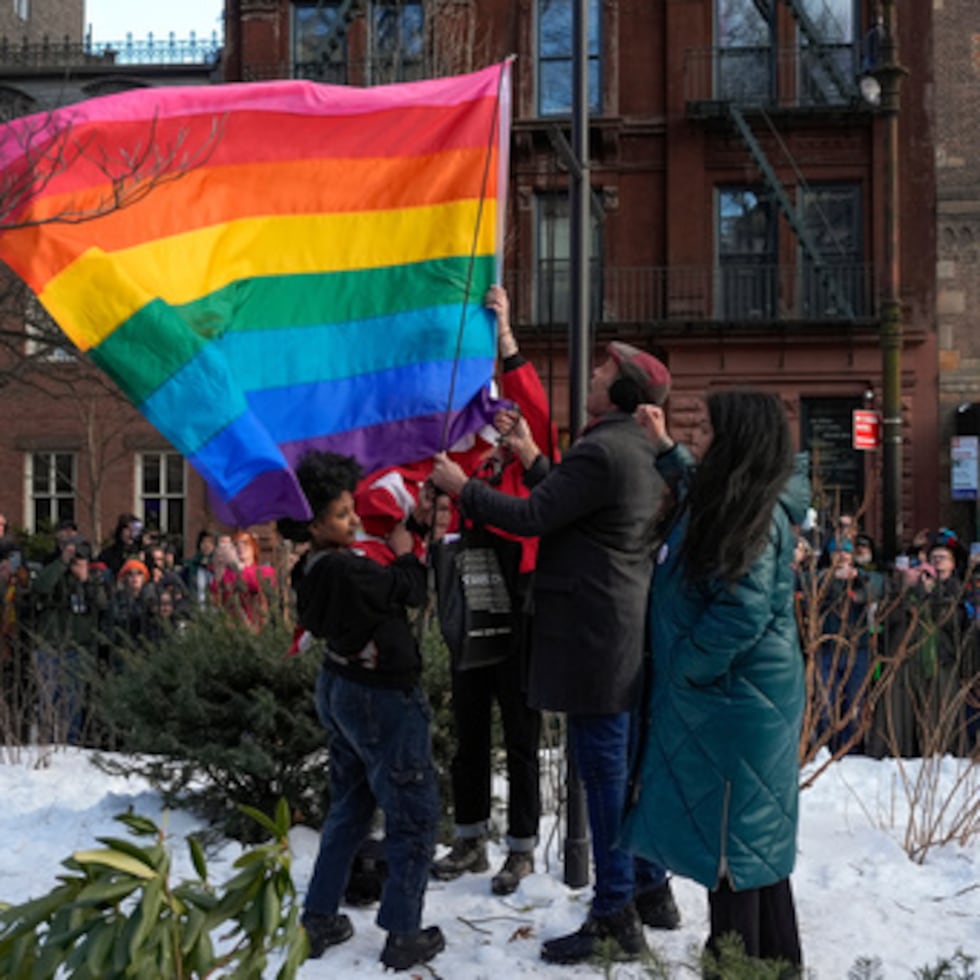 Políticos y activistas neoyorquinos izan una bandera arcoíris en un mástil en Christopher Park, frente al Stonewall Inn, el jueves 12 de febrero de 2026, en Nueva York, pocos días después de que fuera retirada por el Servicio de Parques Nacionales para cumplir con las directrices de la administración Trump.