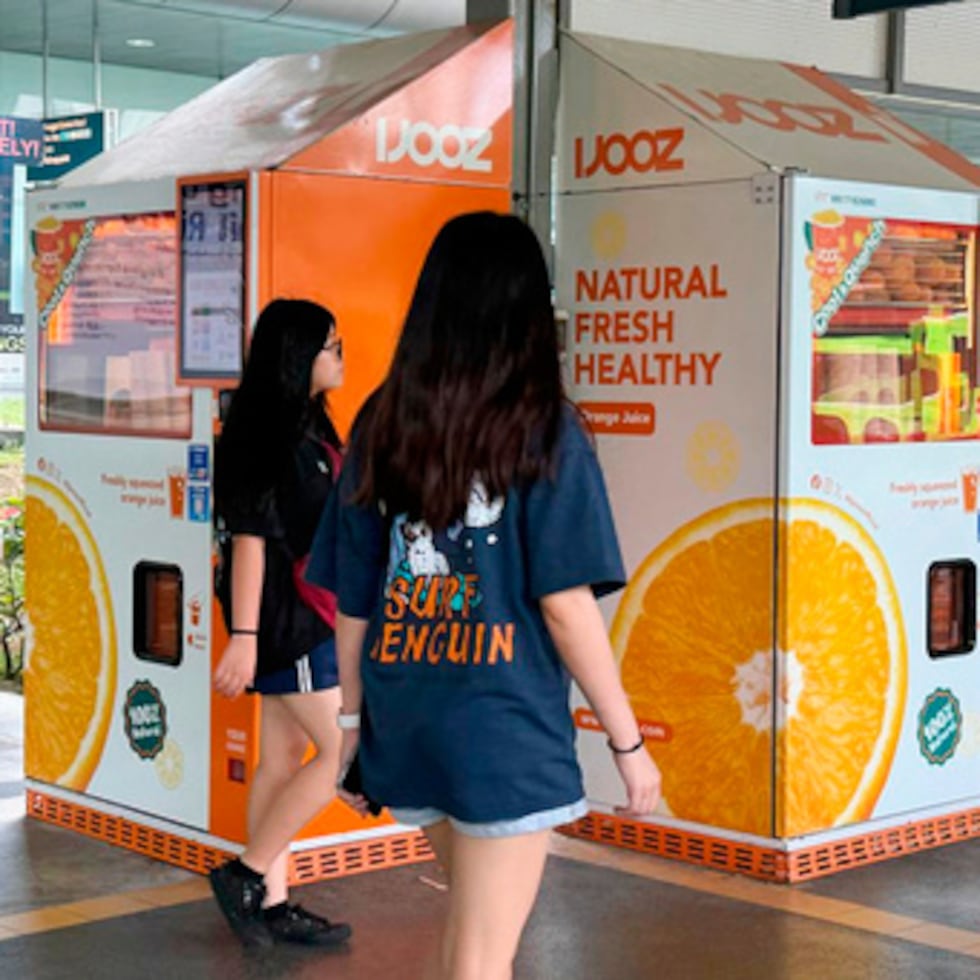 Los hechos ocurrieron en una de las máquinas expendedoras IJooz en Singapur. (AP Photo/David Hu)