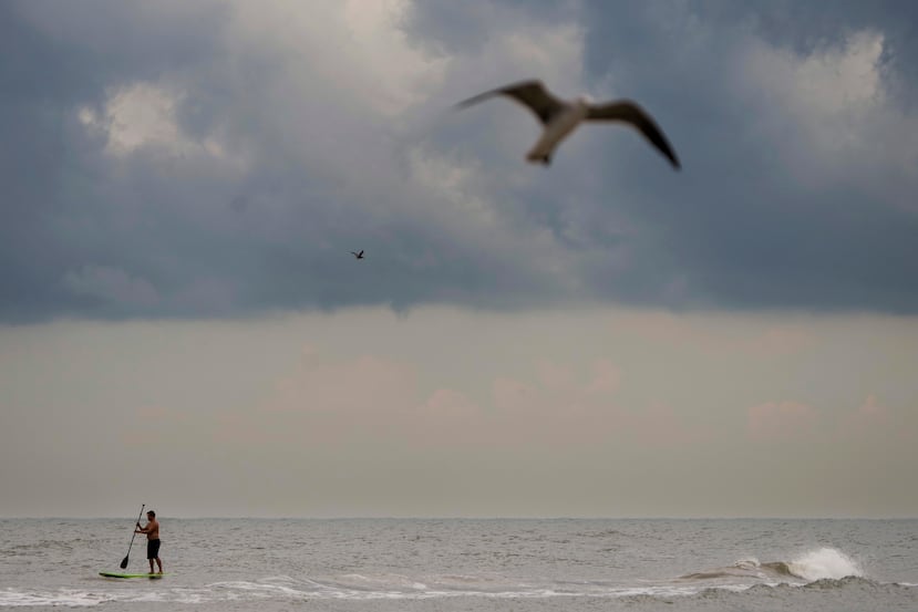 Nubes oscuras se ciernen bajas sobre el horizonte mientras la tormenta tropical Edouard se dirige hacia la costa de Galveston, Texas, el martes 1 de septiembre de 2026. (Brett Coomer/Houston Chronicle vía AP)