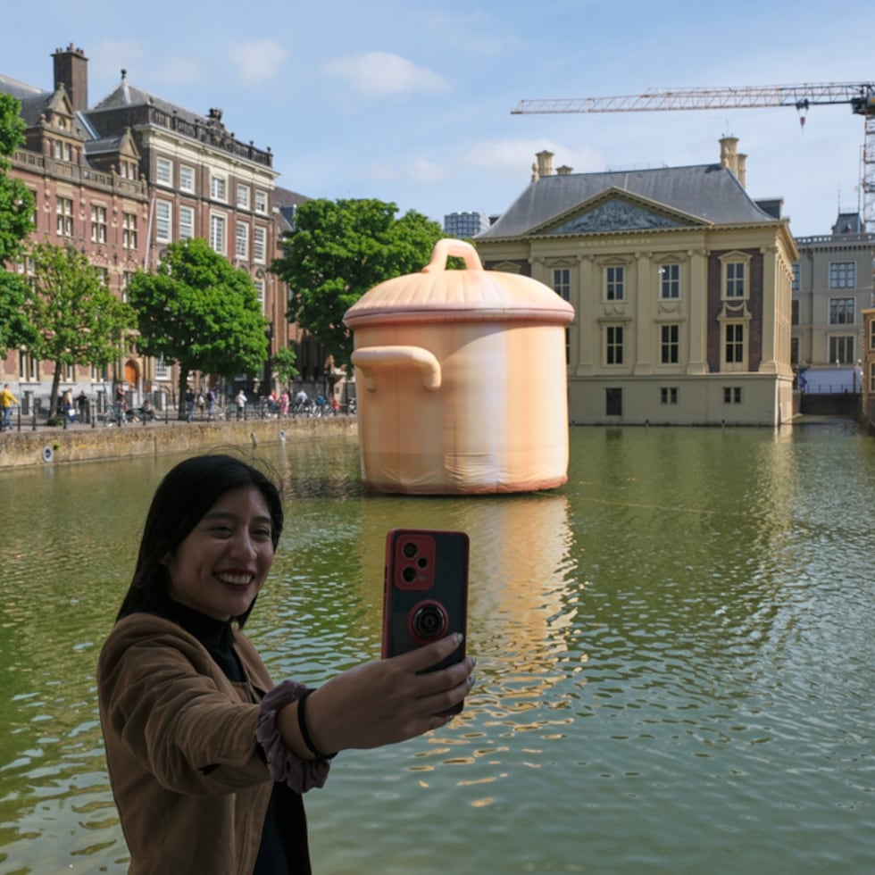 Una mujer se toma una selfie frente a una instalación artística titulada Like a pan in the water, de Studio Job, como parte del recorrido artístico BlowUp Jubilee, en La Haya.