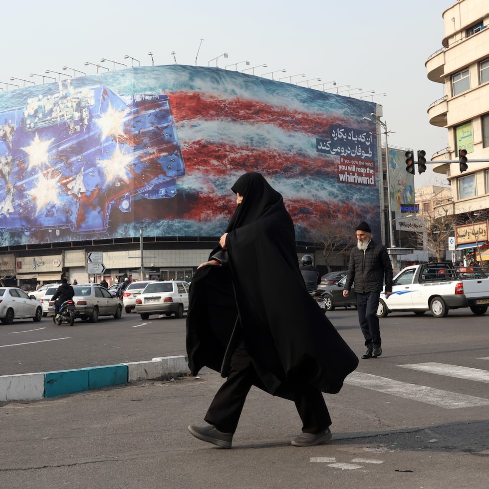 El comunicado agrega que “la última vez que Estados Unidos se embarcó imprudentemente en guerras en Afganistán e Irak despilfarró más de siete billones de dólares y perdió más de 7,000 vidas estadounidenses”.