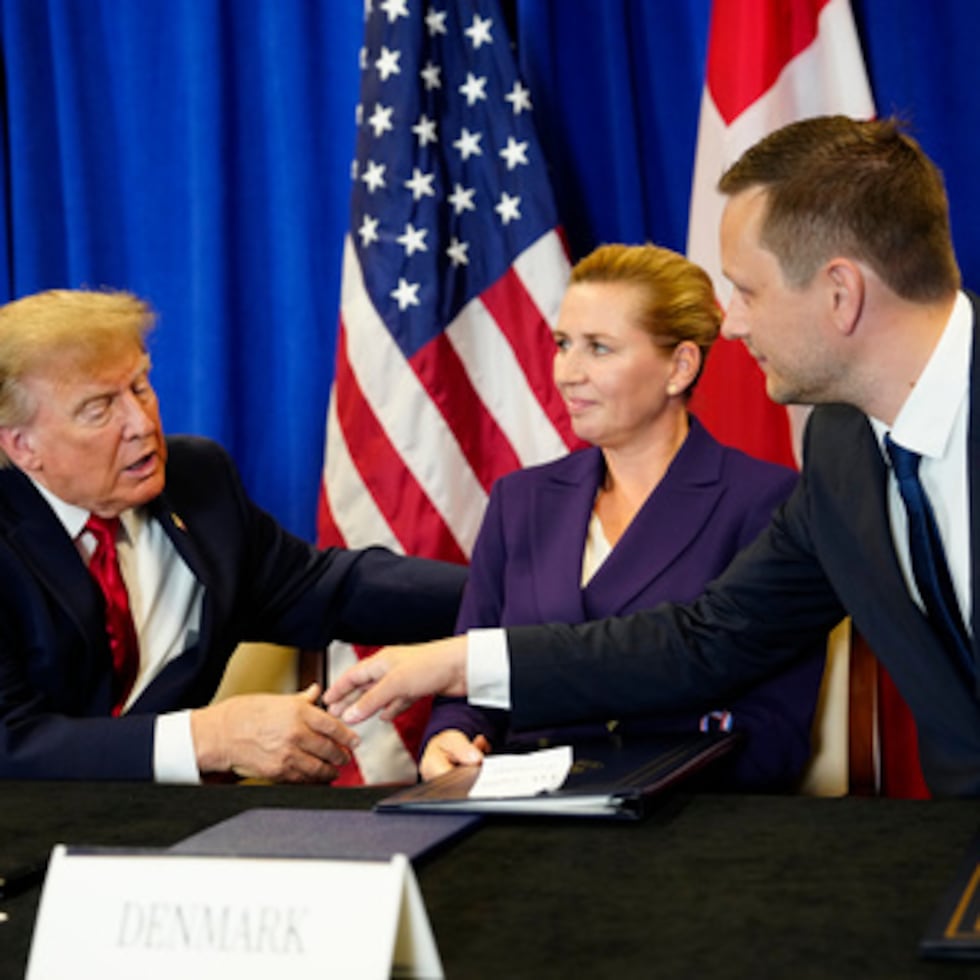 La primera ministra de Dinamarca, Mette Frederiksen, en el centro; el primer ministro de Groenlandia, Jens-Frederik Nielsen, a la derecha; y el presidente de EE. UU., Donald Trump, en la ceremonia de firma de un acuerdo de seguridad entre EE. UU., Dinamarca y Groenlandia.