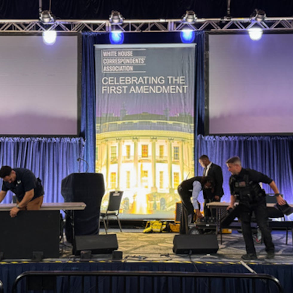 El personal limpia tras un tiroteo en la Cena de Corresponsales de la Casa Blanca.
