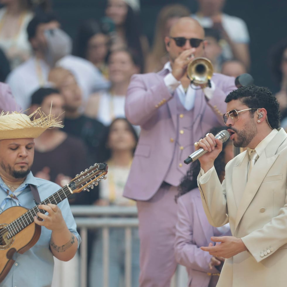 El cantante y compositor Bad Bunny junto al cuatrista puertorriqueño, José Eduardo Santana. EFE/ Juanjo Martín