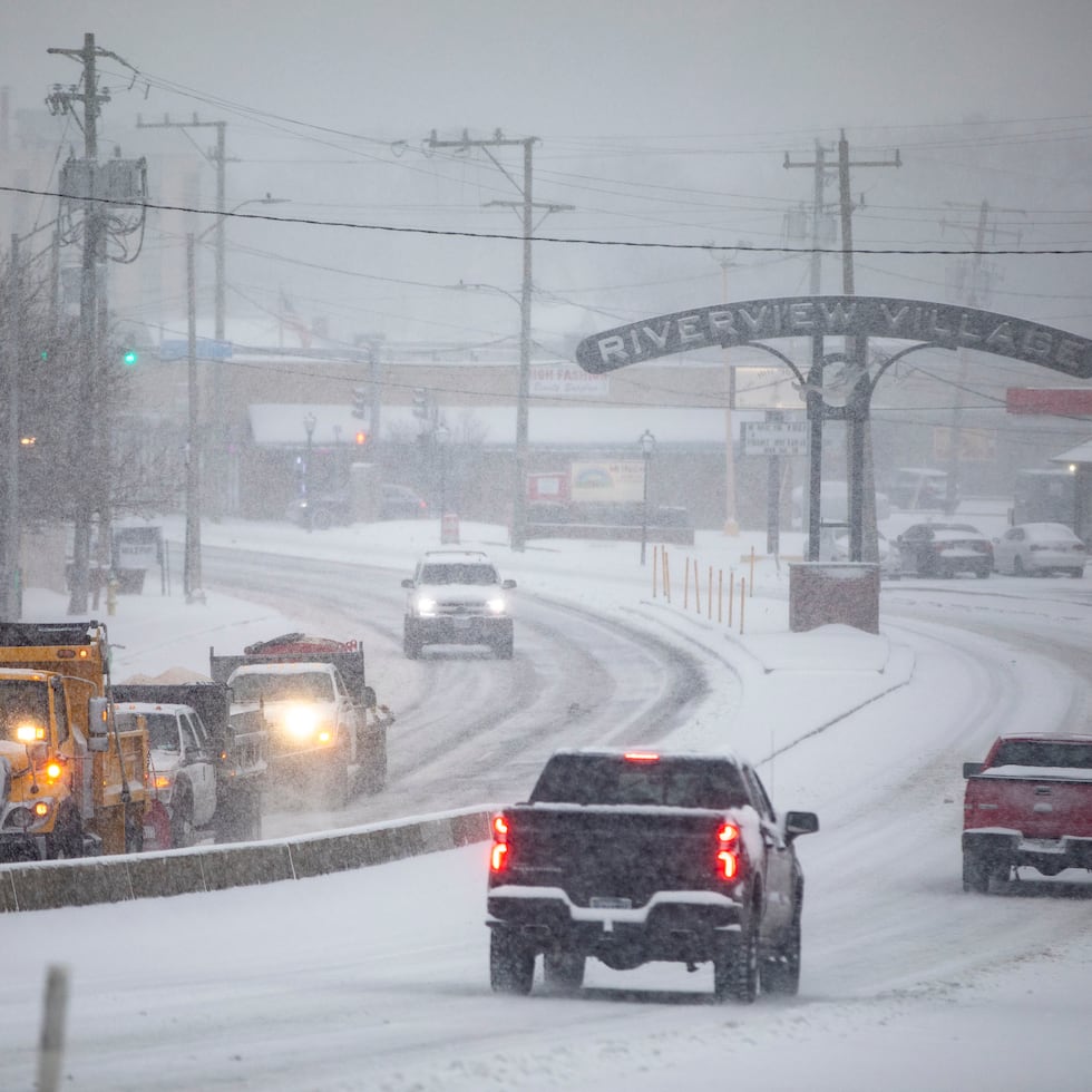 Vehículos para quitar nieve avanzan por el puente de la calle Granby en Norfolk, Virginia.