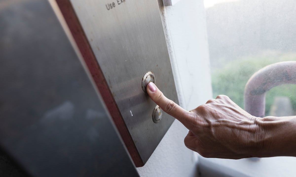 Muere hombre de 93 años tras quedar pillado en un elevador en Añasco
