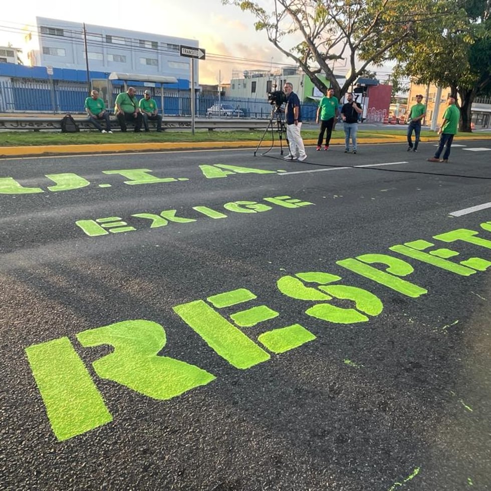 Los empleados de la AAA exigen un aumento salarial que beneficie a todos los trabajadores.