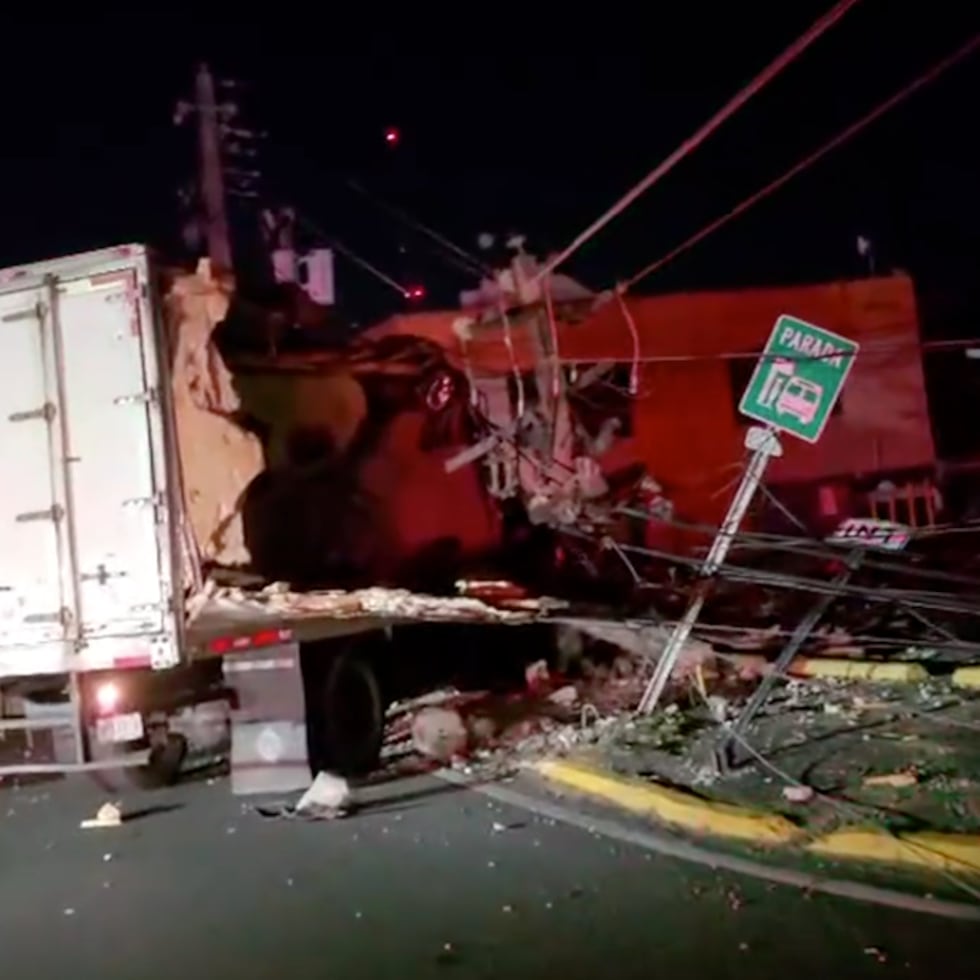 La Policía indicó que el conductor de camión hurtado escapó de la escena.