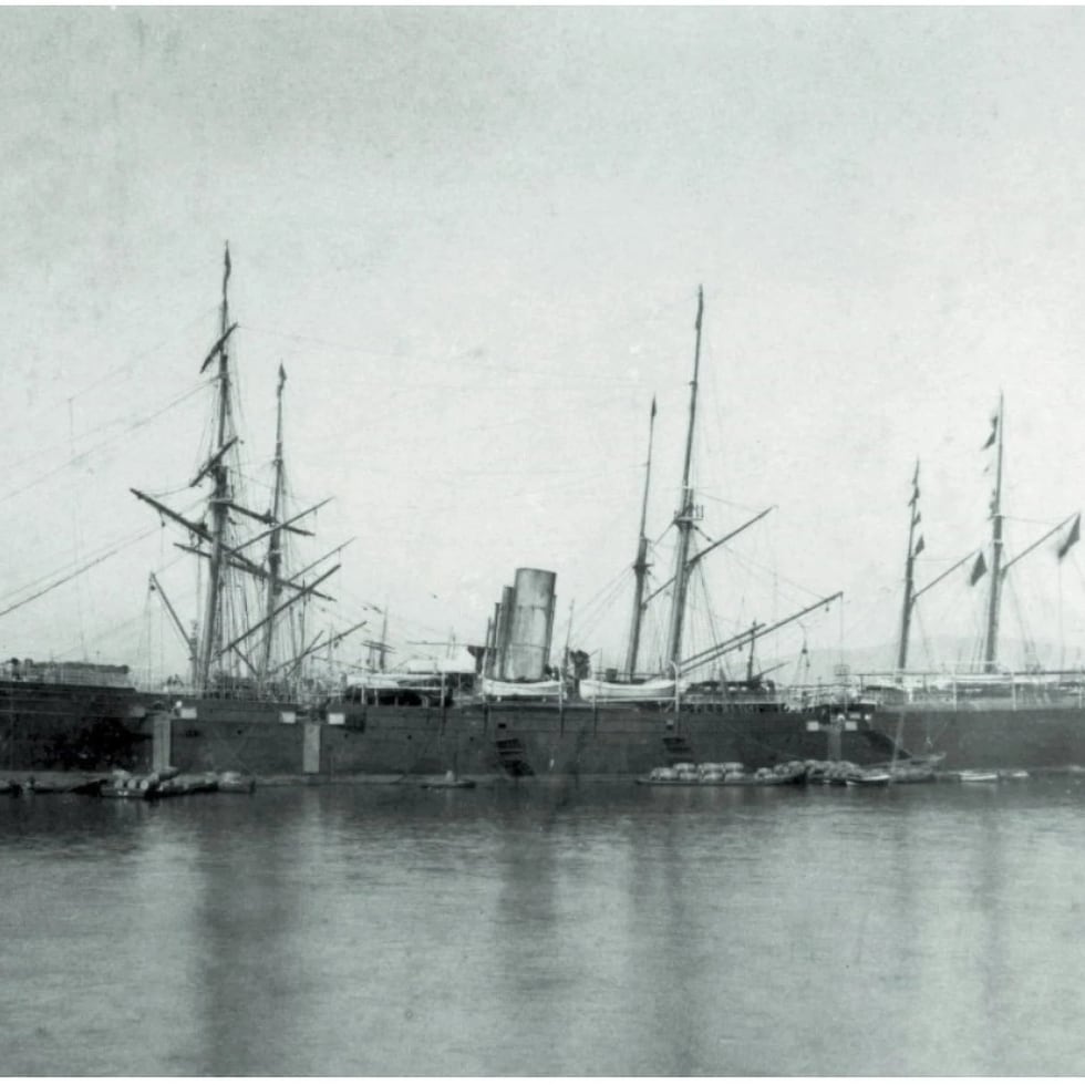El SS Antonio López fondeado, fecha y lugar desconocidos, probablemente en Barcelona o Cádiz, España.