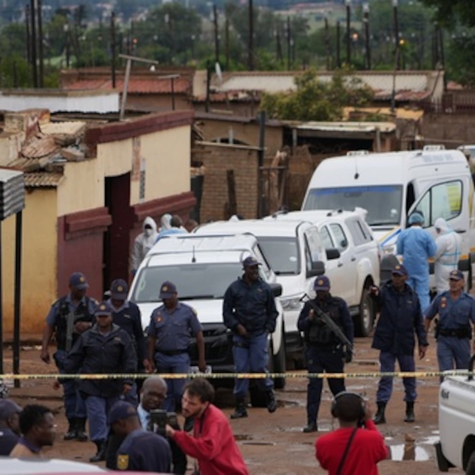 La policía sudafricana se reúne en el lugar de un tiroteo masivo donde hombres armados mataron a nueve personas e hirieron al menos a 10 en un pub en Bekkersdal.