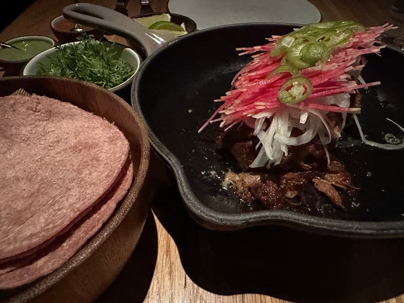 El plato principal fueron las carnitas de pato con cebollas, rábanos y cilantro.