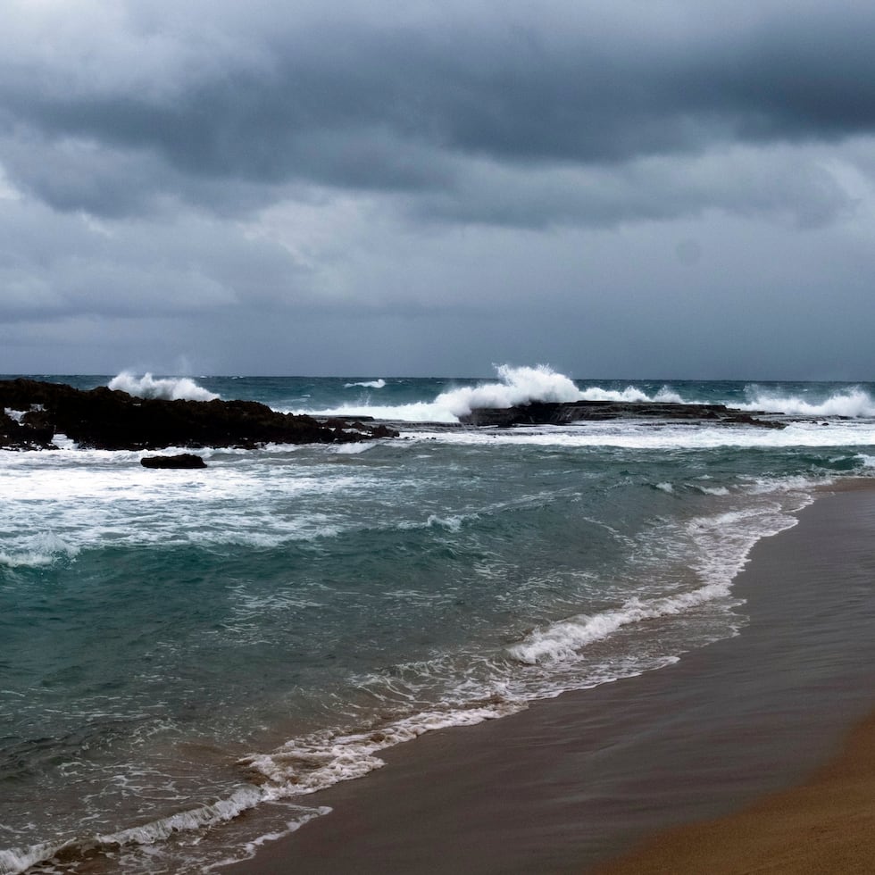 Un sistema ha causado aguaceros en aguas al norte de Puerto Rico, así como nubosidad en sectores de la Isla.