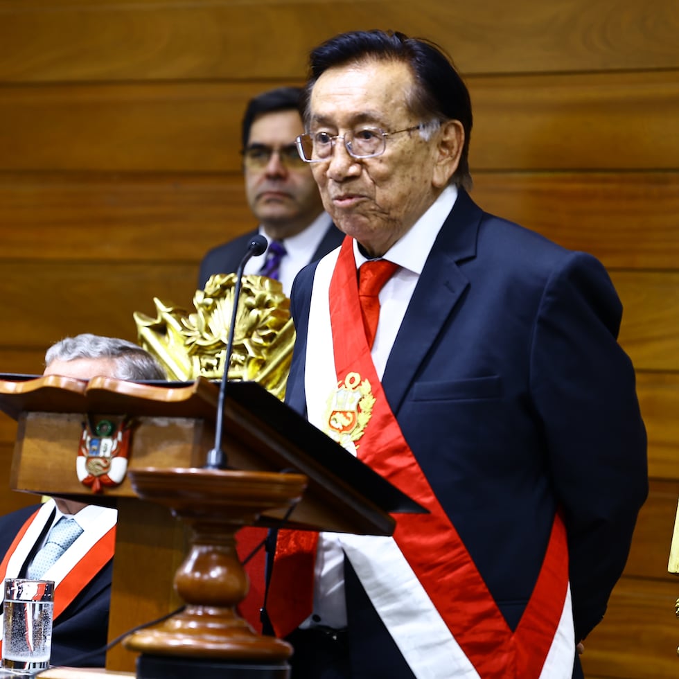 En su primer discurso como jefe de Estado, Balcázar garantizó a sus compatriotas “una transición democrática electoral pacífica”.