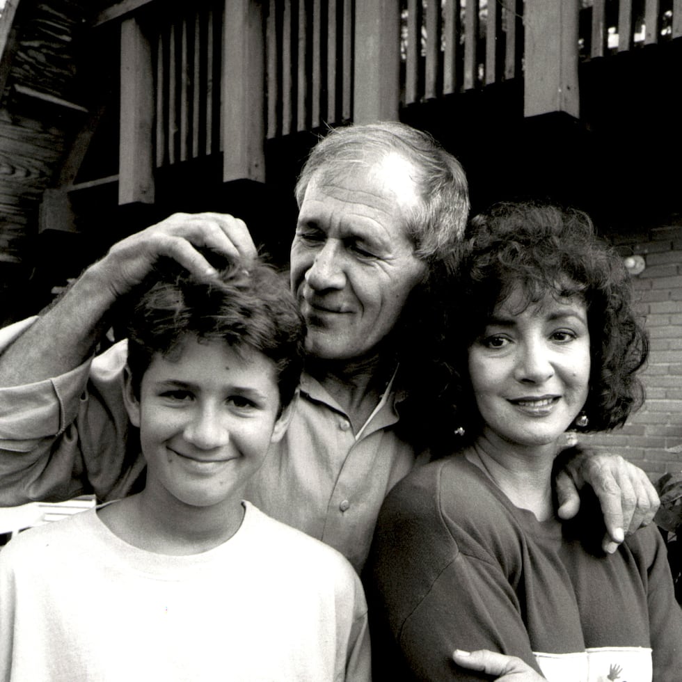 Artistas, Hermes Jr, Tony y Glorivee Croatto, Hermes Davide Fastino Croatto Martinis, más conocido como Tony Croatto, fue un cantante y compositor italiano, conocido por ser integrante de la banda uruguaya Los TNT y sus interpretaciones de la música folclórica puertorriqueña. También fue un presentador de televisión. Representó a España en el Festival de la Canción de Eurovisión de 1964 junto a sus hermanos Argentina y Edelweiss Croatto como parte de Los TNT, donde interpretaron la canción «Caracola». "biografia de Tony Croatto" en la WEB: https://es.wikipedia.org/wiki/Tony_Croatto .Archivo Historico GFR Media, El Nuewvo Dia, Foto: Laura Magrude, Dic/23/1992.