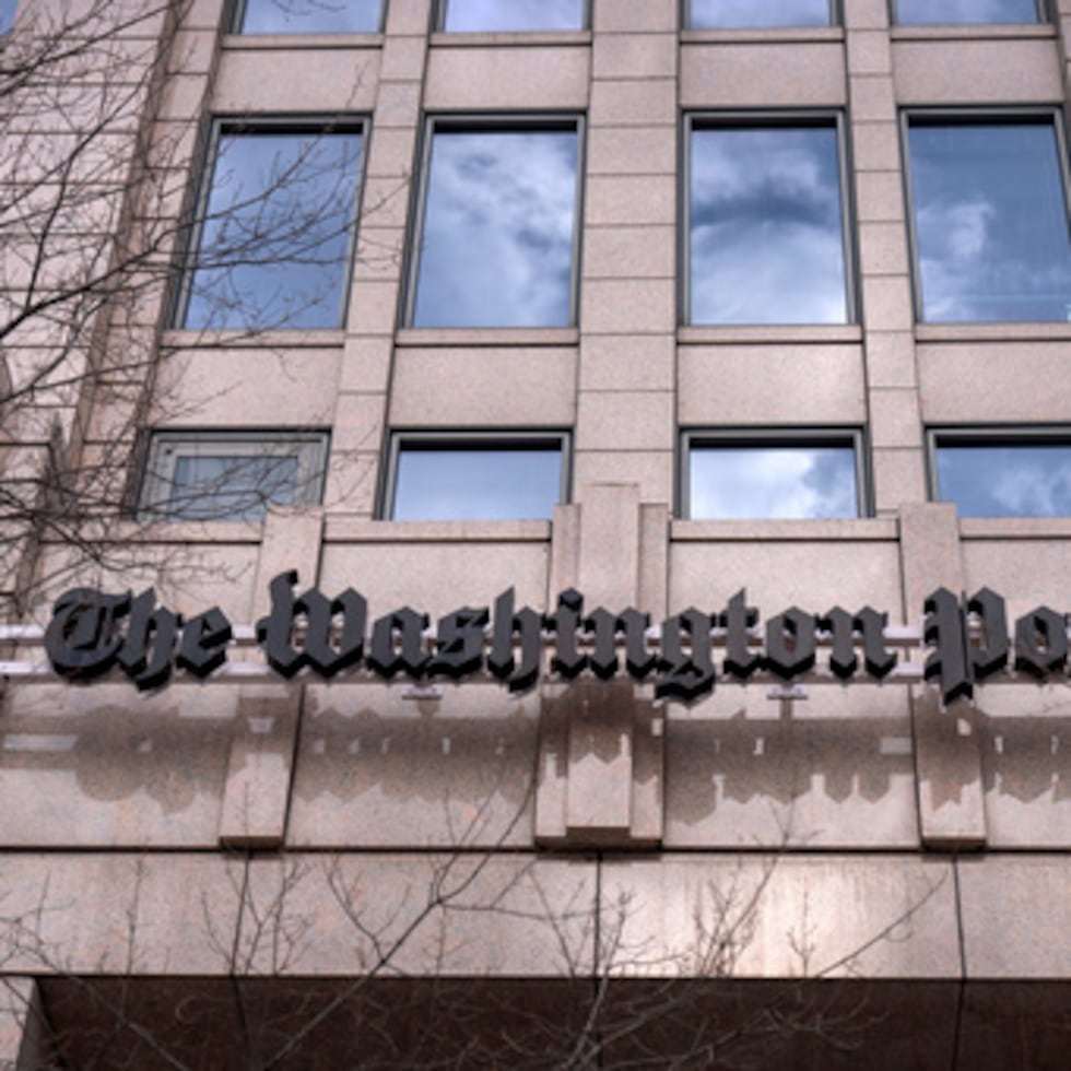 Los problemas del Post contrastan con los de su competidor de toda la vida, The New York Times, que ha prosperado en los últimos años, en gran parte gracias a inversiones en productos auxiliares como su sitio de Juegos y las recomendaciones de productos Wirecutter.