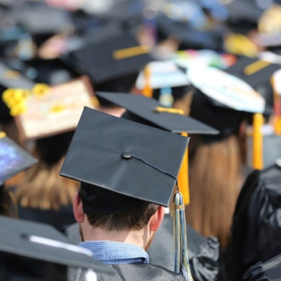 ARCHIVO - En esta foto de archivo del 5 de mayo de 2018, graduados en la ceremonia de graduación de la Universidad de Toledo en Toledo, Ohio. (AP Photo/Carlos Osorio, Archivo)