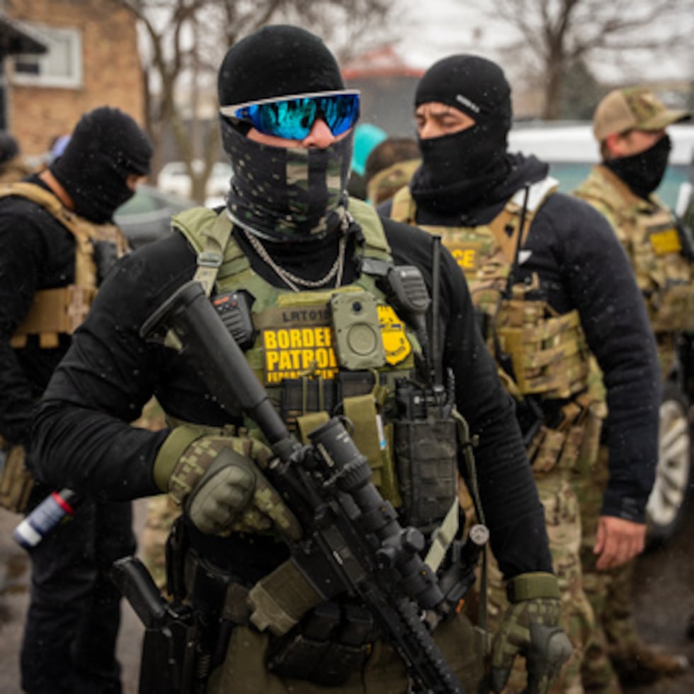 Agentes federales montan guardia, el miércoles 21 de enero de 2026, en Minneapolis. (AP Photo/Angelina Katsanis)