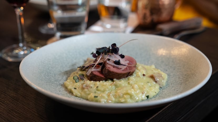 Magret de pato braseado, confit de pato y risotto de cebollino y chalotas en escabeche de Prole Cocina & Barra.