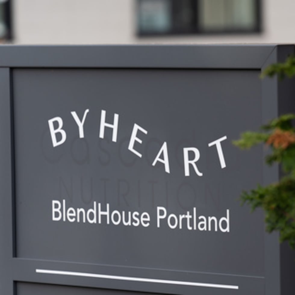 Funcionarios de ByHeart confirmaron la semana pasada que las pruebas de laboratorio en fórmulas sin abrir encontraron que algunas muestras estaban contaminadas con el tipo de bacteria que conduce al botulismo infantil.