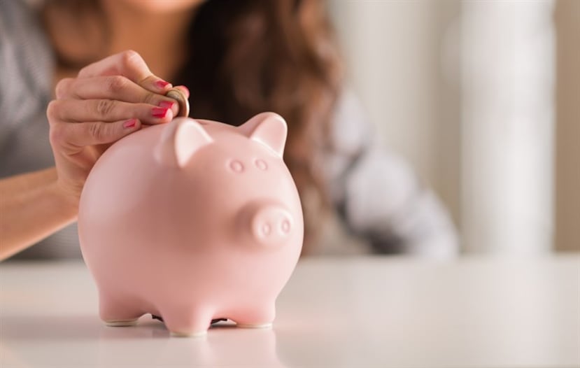 Luego de calcular el presupuesto, empieza a ahorrar. Si sabes que necesitas dinero, evita ese postre que te compras todos los días o esa salida al cine con tus amigos. (Shutterstock)