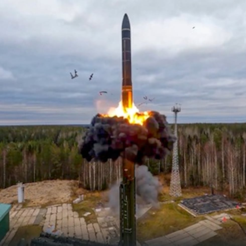 Imagen difundida por el Servicio de Prensa del Ministerio de Defensa ruso, en octubre de 2022, de un misil balístico intercontinental Yars es lanzado a modo de prueba como parte de los ejercicios nucleares de Rusia.