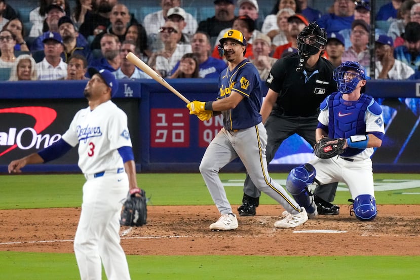 El puertorriqueño Edwin Díaz (izquierda) sigue con la mirada el curso de la bola luego de que David Hamilton, de Milwaukee, se la conectara de cuadrangular.
