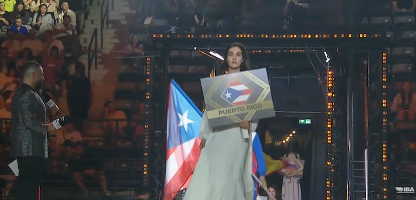 Momento en que presentan a Puerto Rico en el Campeonato Mundial de Boxeo Masculino Dubái 2025.