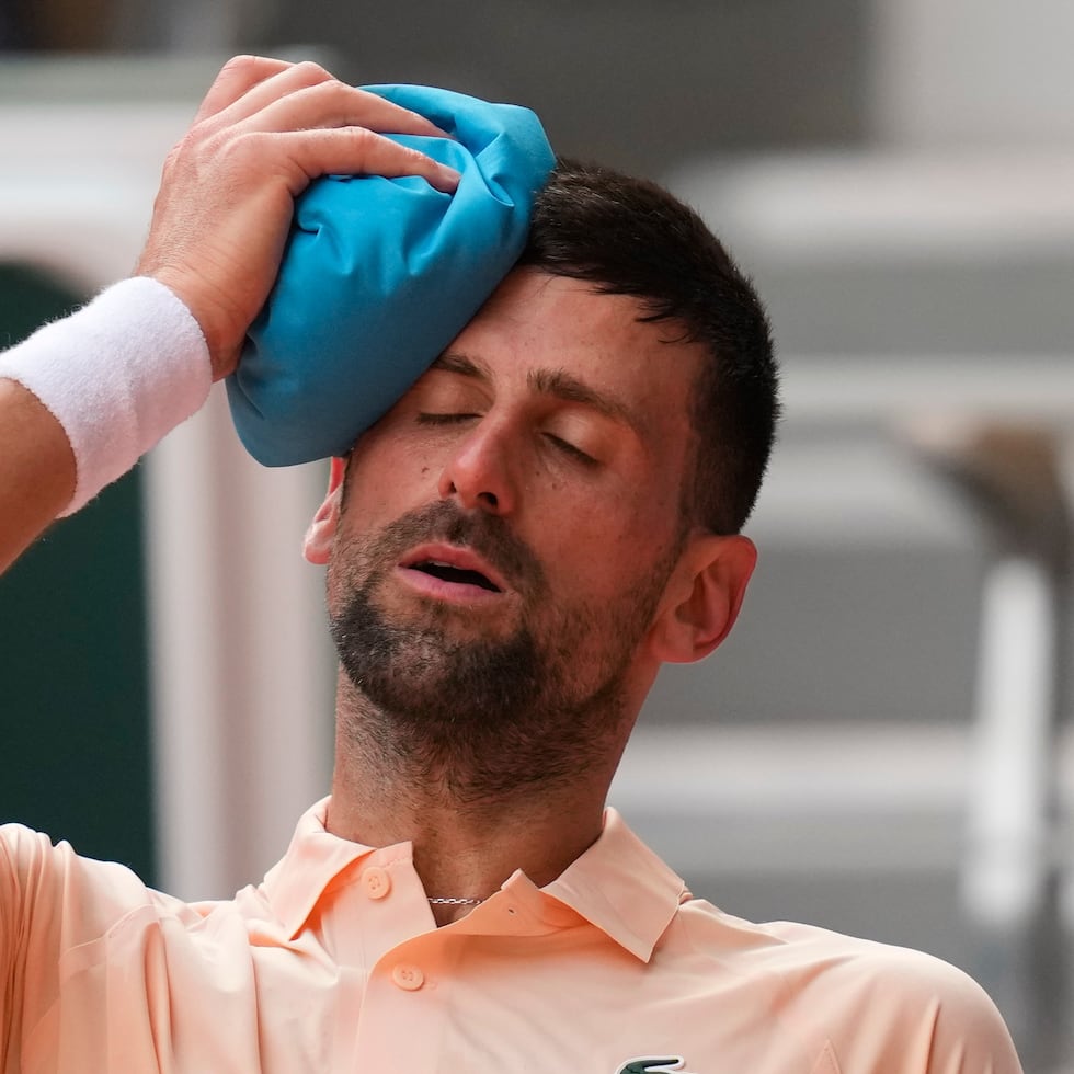 Novak Djokovic, de Serbia, se refresca durante una pausa del partido de tercera ronda del torneo individual masculino ante el brasileño Joao Fonseca en el Abierto de Francia.
