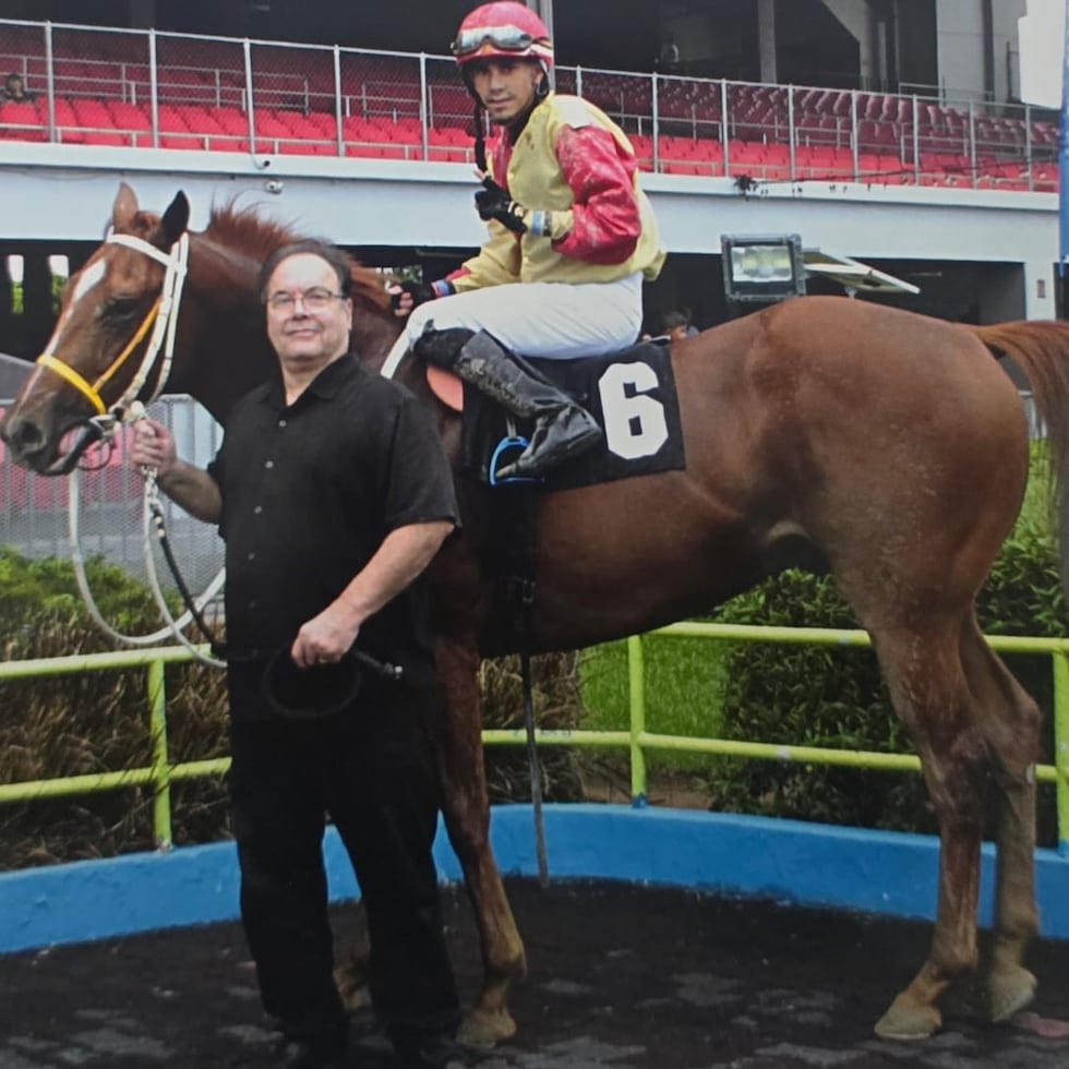Saleroso, en el círculo de ganadores del Hipódromo Camarero tras su debut victorioso entre potros nativos a 1,400 metros, junto a su jinete Steven Monserrate y su propietario y criador Waldemar Rodríguez.