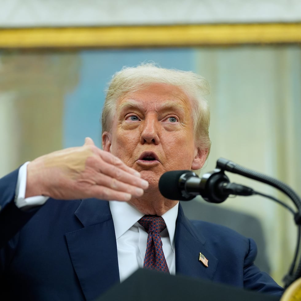 Donald Trump, quien habló con los periodistas a bordo del avión presidencial Air Force One mientras se dirigía a Florida para pasar el fin de semana, dijo: “Vamos a hacer algunas pruebas” y “Otros países lo hacen. Si ellos lo van a hacer, nosotros también lo haremos”, pero luego se negó a ofrecer más detalles.