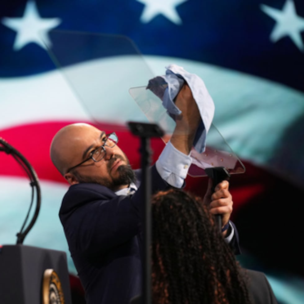 Gabriel Pérez limpia el teleprompter antes de que el presidente Donald Trump pronunciara un discurso en mayo de este año.