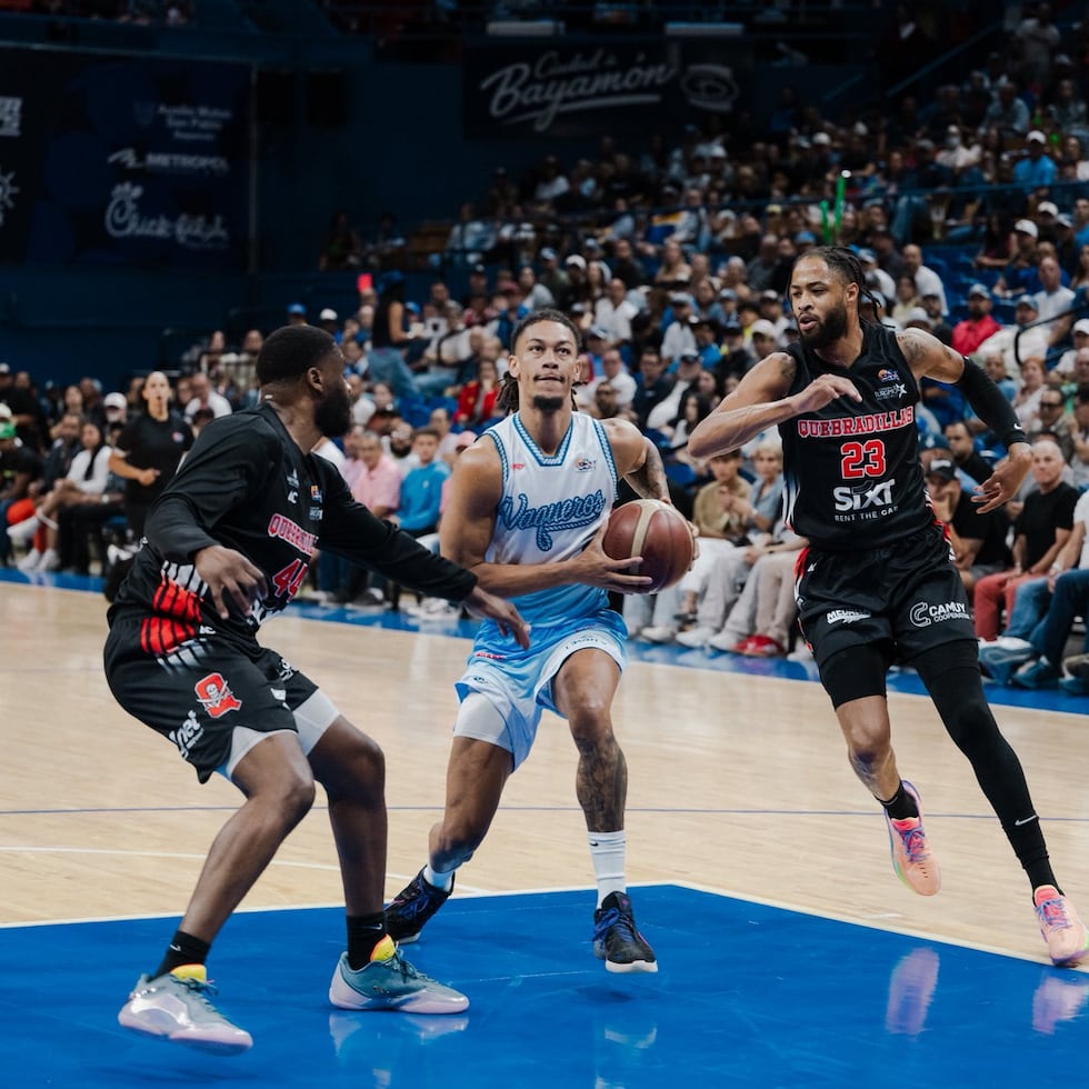Isaiah Palermo ataca el canasto en el partido entre Vaqueros y Piratas.