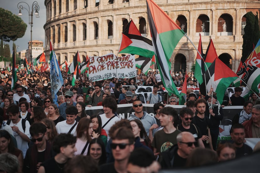 Una multitud protesta después de que activistas que intentan romper el bloqueo marítimo israelí de Gaza afirmaran que Israel interceptó su