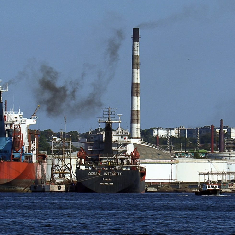Larefinería Ñico Lopez este viernes, donde ocurrió un incendio que según autoridades fue controlado rápidamente y se investigan las causas, en La Habana.