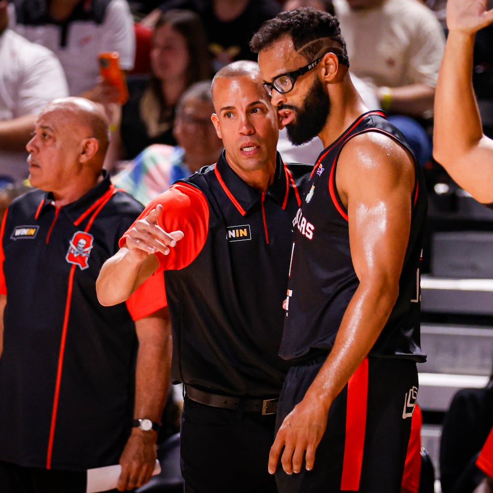 Pachy Cruz conversa con Gilberto Clavell durante uno de sus primeros partidos de la temporada 2024 con los Piratas de Quebradillas.