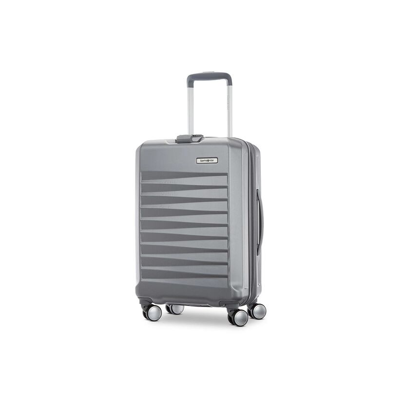 Deséale un buen viaje: Para un estudiante que continuará sus estudios lejos de casa, una maleta es un regalo simbólico y útil. Este modelo de maleta Samsonite está disponible en JC Penney de Plaza Las Américas y Plaza del Caribe, en Ponce.