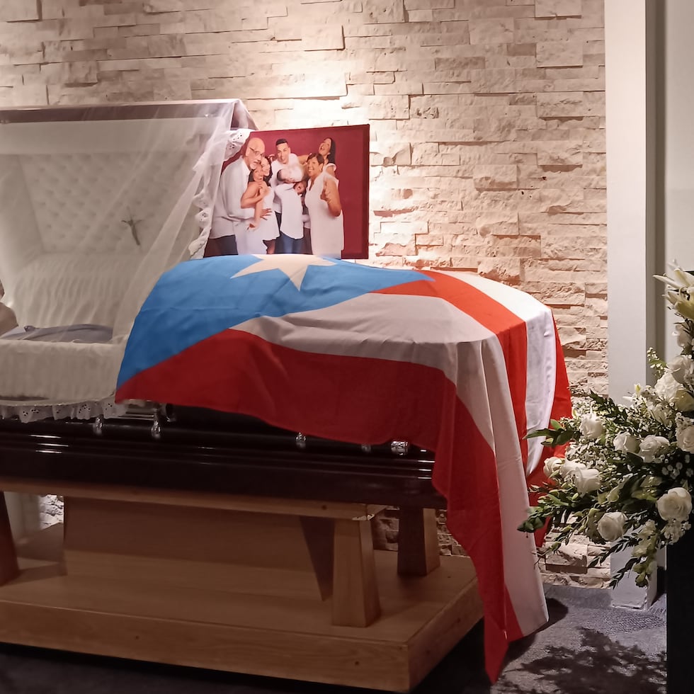 Aunque la institución en que laboró por décadas cambió de nombre hace unos años a Universidad Ana G. Méndez, su compañeros del recinto de Gurabo le hicieron un arreglo floral con las siglas de la Universidad del Turabo.