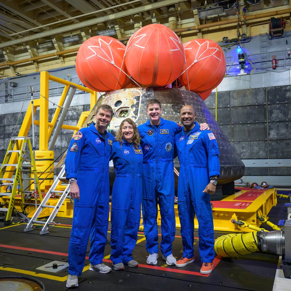 De izquierda a derecha, los astronautas de la NASA Reid Wiseman, comandante; Christina Koch, especialista de misión; el astronauta de la CSA (Agencia Espacial Canadiense) Jeremy Hansen, especialista de misión; y el astronauta de la NASA Victor Glover, piloto de Artemis II, posan para una foto grupal después de observar la nave espacial Orion en la cubierta de pozo del USS John P. Murtha, el sábado 11 de abril de 2026, en el Océano Pacífico frente a la costa de California.