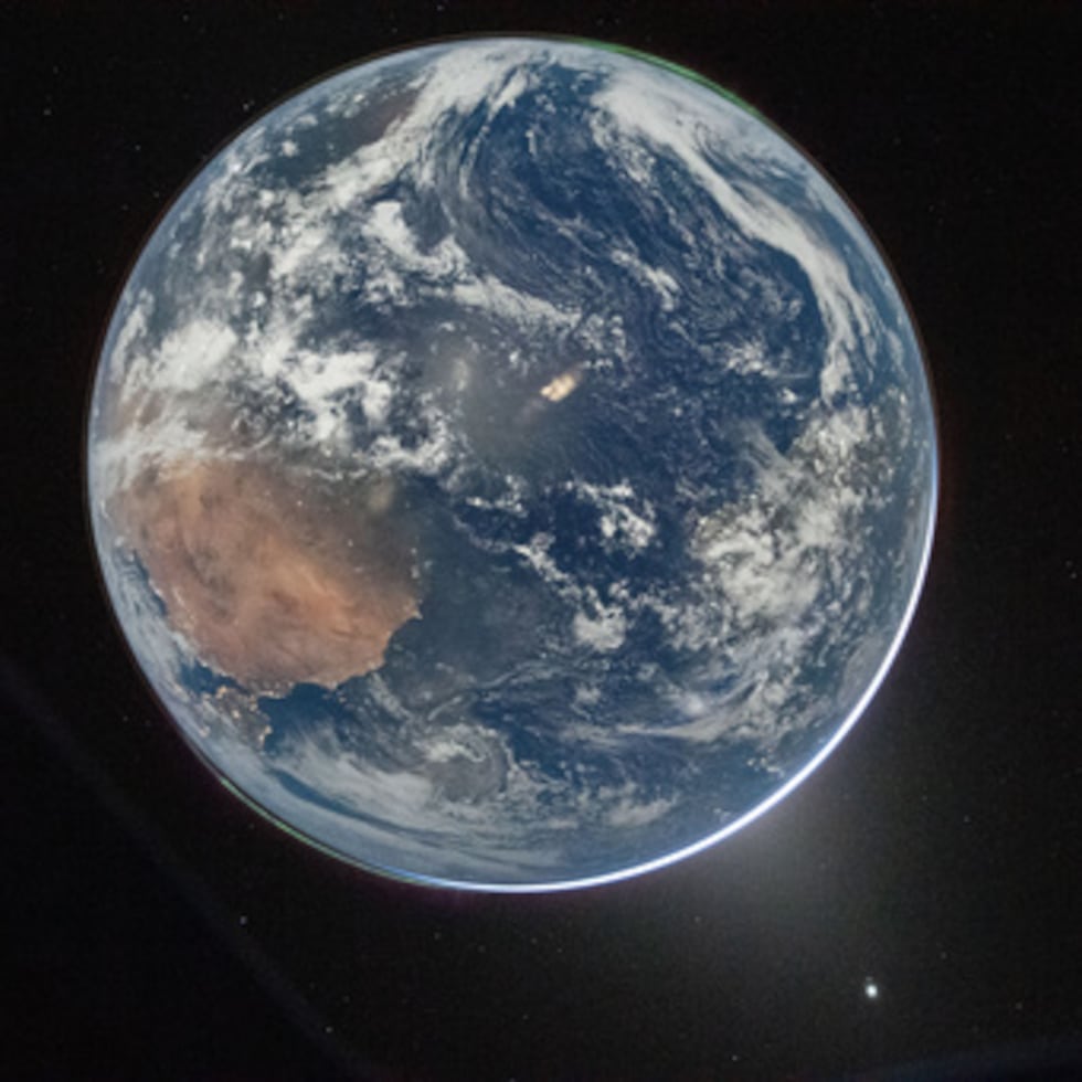Esta imagen facilitada por la NASA muestra una vista de la Tierra tomada por el astronauta de la NASA y comandante de la nave Artemis II, Reid Wiseman, desde la ventana de la nave Orión tras completar el quemado de inyección translunar el 2 de abril de 2026. (NASA vía AP)