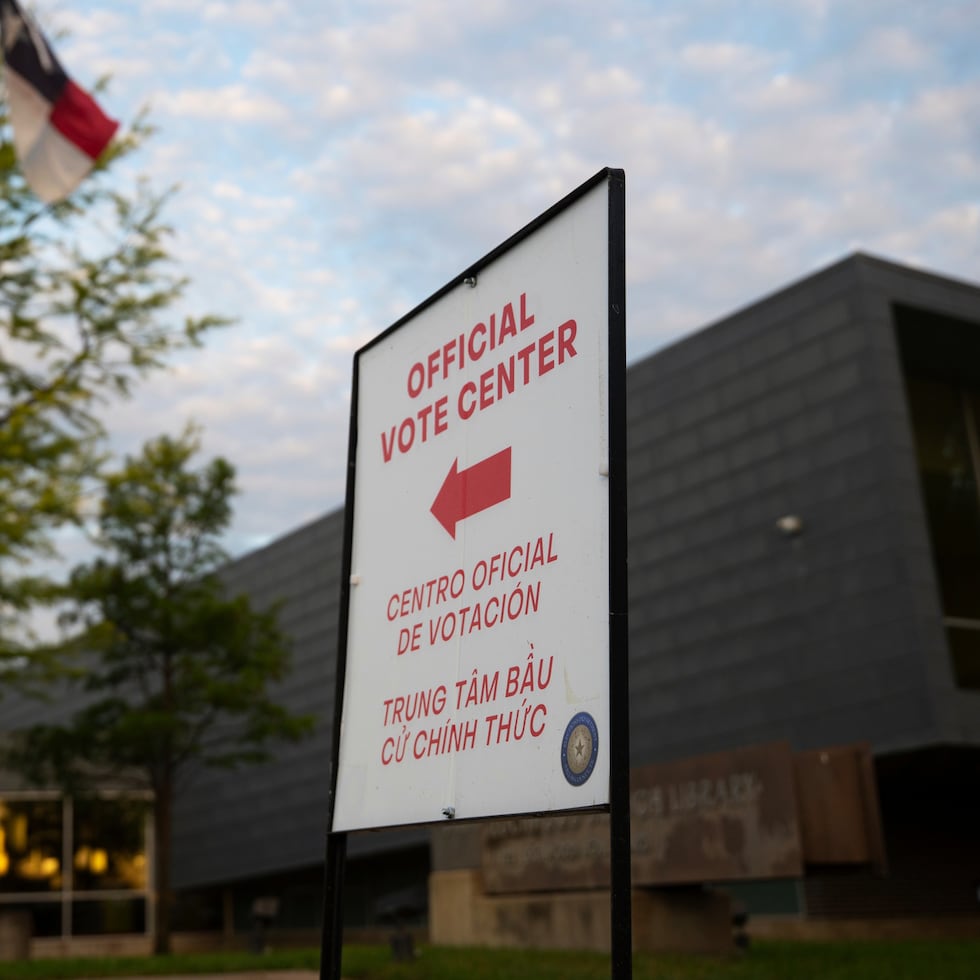 Un cartel de un centro de votación frente a un colegio electoral en Dallas, Texas.