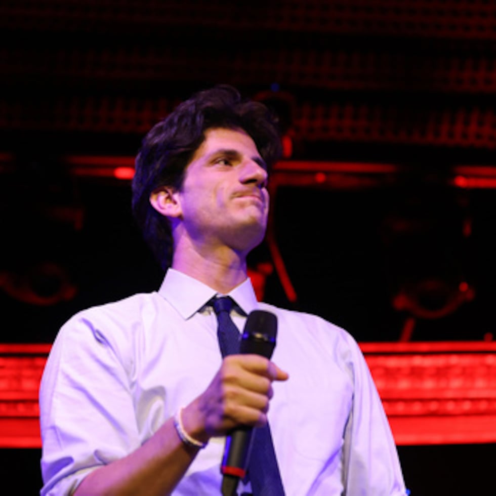 La campaña fue muy animada y reñida, en parte debido a la atención mediática que recibió Schlossberg por ser nieto del difunto presidente John F. Kennedy.