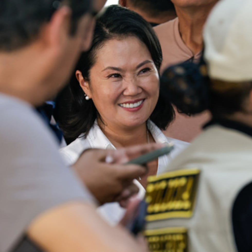 Keiko Fujimori, candidata presidencial del partido Fuerza Popular, hace cola para votar durante las elecciones generales celebradas en Lima, Perú, el domingo 12 de abril de 2026.