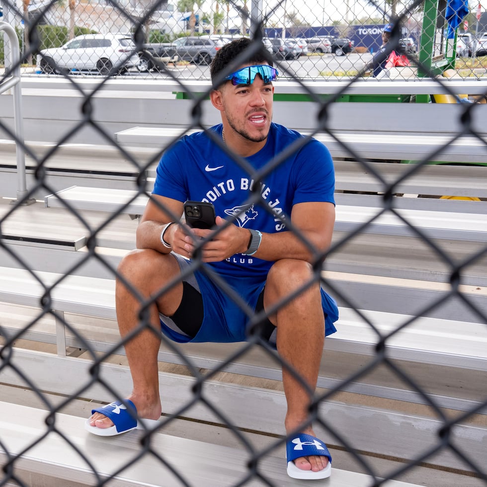 José Berríos observa una práctica de bateo durante los entrenamientos de los Blue Jays en Dunedin, Florida.