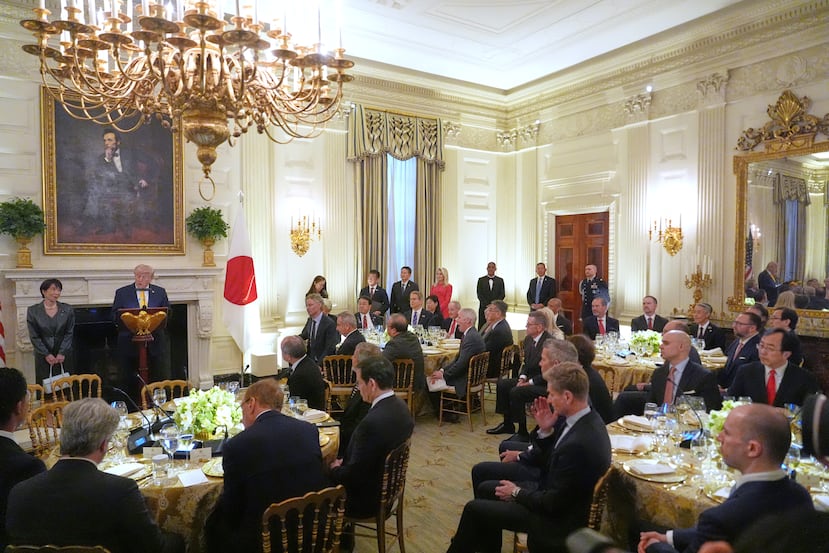 El presidente Donald Trump asiste a una cena con la primera ministra de Japón, Sanae Takaichi, en el Comedor de Estado de la Casa Blanca, el jueves 19 de marzo de 2026, en Washington. (Foto AP/Julia Demaree Nikhinson)
